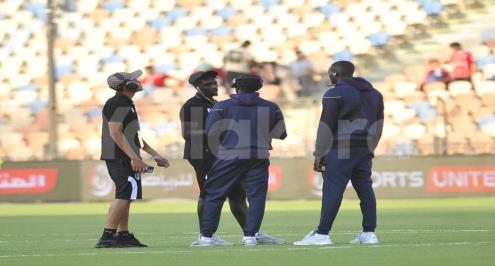 أجواء ما قبل مباراة مصر وموريتانيا.. اللاعبون يتفقدون أرضية الملعب (صور)